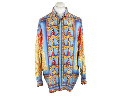 VERSACE V2 VINTAGE Seidenhemd, Gr. XL. 100% Seide. Grund in Blautönen mit Motiven in Rot und Goldfarben. Starke Tragespuren a