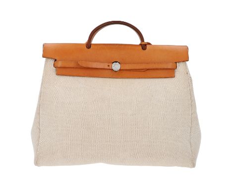 HERMÈS Schultertasche "HERBAG". Koll. 2001. Korpus aus Canvas. Leder in Hellbraun mit Wasserflecken. Silberfarbene Hardware. 