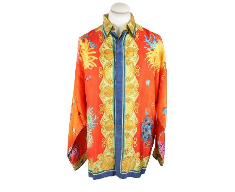 VERSACE ISTANTE VINTAGE Seidenhemd, Gr. 52. 100% Seide in Orange mit Meeresmotiven in Multicolor. Leichte Tragespuren vorhand