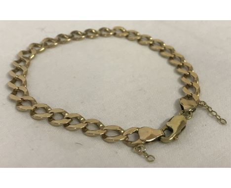 A 9ct gold curb chain bracelet with lobster clasp. Marked 375 to claps and fixings. Safety chain missing. Total weight approx