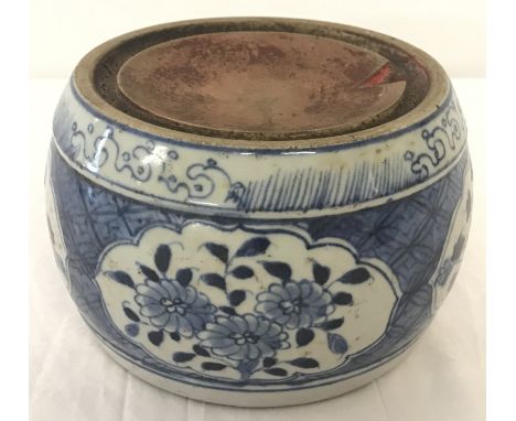 A blue and white Chinese porcelain ink stone with ring mark to underside. Of bulbous form, with hand painted floral detail. A