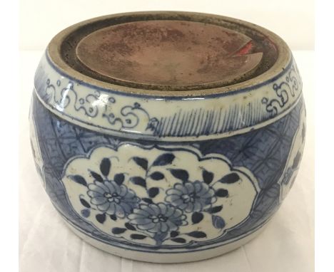 A blue and white Chinese porcelain ink stone with ring mark to underside. Of bulbous form, with hand painted floral detail. A