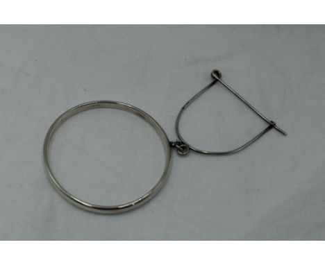 An early 20th Century silver slave bangle with attached clip, Chester 1922, Charles Horner
CONDITION REPORT
Diameter approx 7