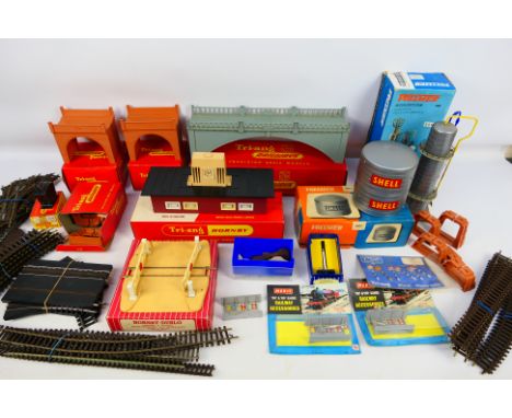 Vollmer - Hornby - Tri-ang - A mixed collection of boxed and unboxed OO / HO gauge model railway layout buildings and accesso