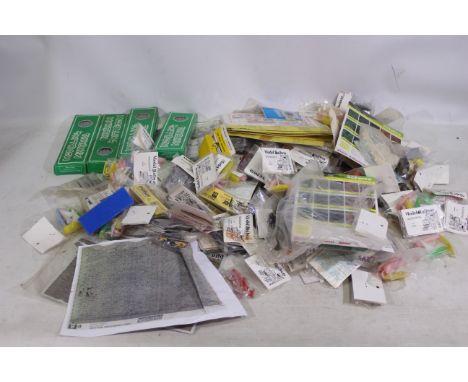 Preiser - Wrenn - Hornby - Riko - Others - A large assortment of mostly sealed model railway accessories in HO/OO scale. Item