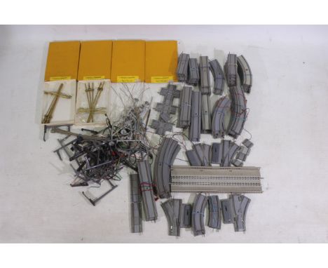 Hamo - Suydam - An unboxed quantity of Hamo HO / OO gauge tram track (with rails set in plastic) and accessories. Lot include