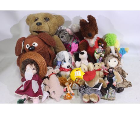 Fisher Price - Others - A vintage collection of mainly unboxed soft toys, costume dolls and bears, including some TV related 