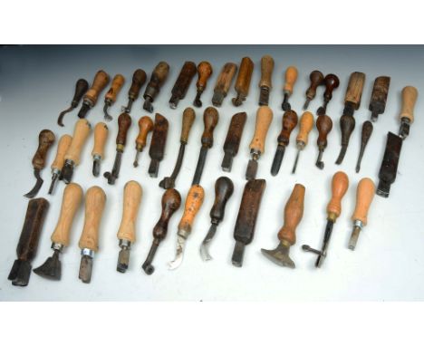 A COLLECTION OF SHOEMAKERS HAND FINISHING TOOLS (qty)