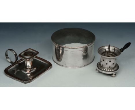 A SHEFFIELD PLATED CIRCULAR BOX AND COVER, 10cm; a chamber stick; and a side handled brandy warmer, 5.5cm high (3)