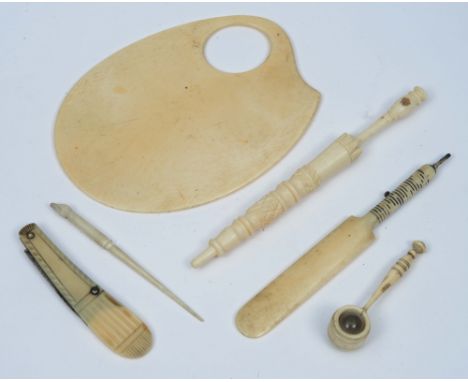 A GROUP OF ANTIQUE MINIATURE IVORY ITEMS TO INCLUDE an artist's palette, a gavel magnifying glass, a cricket bat pencil, and 