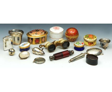 A COLLECTION OF SILVER AND OTHER SMALL ITEMS TO INCLUDE: a silver vesta case, a silver cigar case, a white metal box in the f