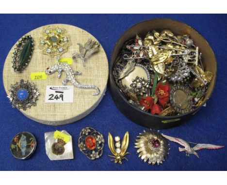 Circular box containing assorted collection of mainly brooches to include: animal; floral; bar brooches; mother-of-pearl etc.