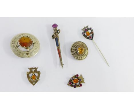 A mixed lot to include a Sterling silver and hardstone dagger brooch, white metal and paste brooches and a tie pin, etc (a lo
