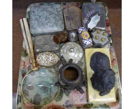An oriental pot, a magnifying glass, trinket pots, etc.
