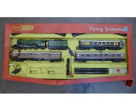 A Tri-ang Hornby OO gauge Flying Scotsman train set, gate supports missing, RS605