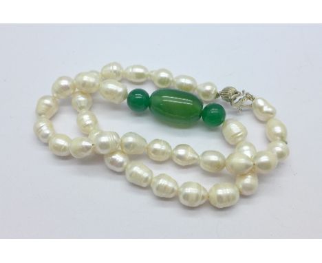 A pearl and jade necklace with silver fastener