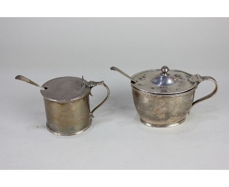 An Edward VII silver oval mustard cruet, with domed lid and finial with blue glass liner, Sheffield 1924, George V silver cir