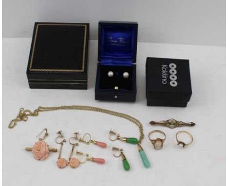 A SELECTION OF VARIOUS JEWELLERY comprising; a 9ct gold bar brooch, inset peridot and seed pearls, together with; a 9ct gold 