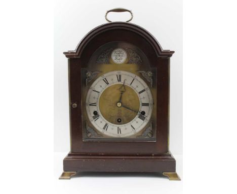 AN 'ELLIOTT' REPRODUCTION BRACKET CLOCK OF GEORGIAN DESIGN, mahogany case with brass top handle and bracket feet, arched dial