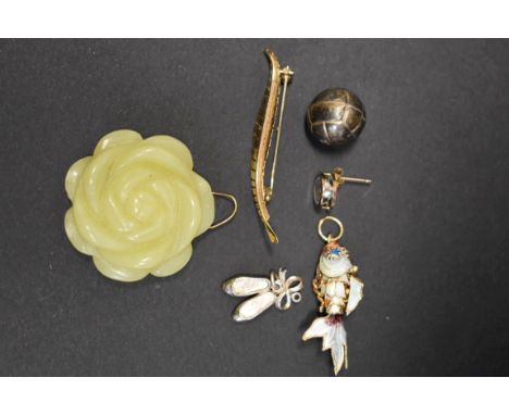 A 9ct gold fern leaf brooch, 1.8g; together with a carved jade flower pendant; and four other jewellery items. 