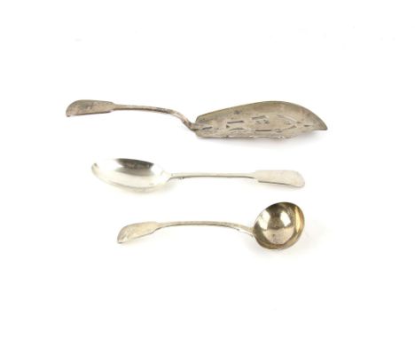Irish silver fiddle pattern fish slice, with pierced and engraved blade, crest to the handle, 29.5 cm long, Dublin 1833, a si