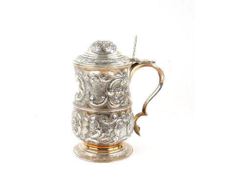 Silver plated "Georgian" style tankard cast with flowers and scrolls by William Hutton & Sons, 21cm