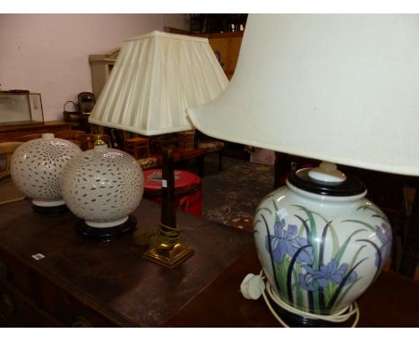 A PAIR OF ORIENTAL STYLE TABLE LAMP BASES AND TWO FURTHER TABLE LAMPS. 