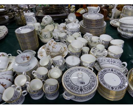 A ROYAL WORCESTER PADUA PATTERN DINNER, TEA AND COFFEE SERVICE ETC. 
