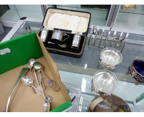 A HALLMARKED SILVER CASED CRUET SET, A HALLMARKED SILVER TOAST RACK, A SILVER MUSTARD, SMALL SILVER LADLE, A QUANTITY OF SILV