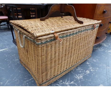 A LARGE WICKER HAMPER / BASKET.