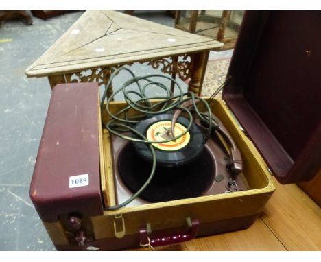 A VINTAGE RECORD PLAYER, WEBCOR FONOGRAF 