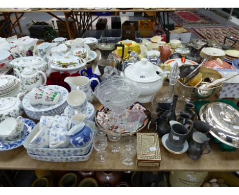 A WEDGWOOD STRAWBERRY PATTERN PART TEA AND DINNER SERVICE, CLARET JUGS, OTHER GLASS, PEWTER, ELECTROPLATE BOWL, VEGETABLE TUR