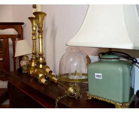 A PAIR OF GILTWOOD TABLE AMPS, A CELEDON GLAZED POTTERY LAMP, A REGENCY STYLE HANGING LIGHT AND ONE OTHER LAMP (5)