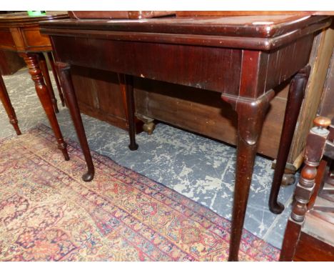 A 19TH C. HEAVY MAHOGANY FOLD OVER CARD TABLE ON TURNED AND CARVED SUPPORTS WITH CLUB FEET. W 88 X D 88 X H 73CMS (OPEN). 