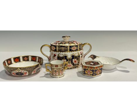 A Royal Crown Derby Imari 1128 pattern tea strainer on stand, first quality; an 1128 pattern miniature loving cup, 3.5cm, fir