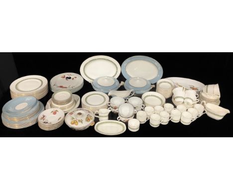 A Royal Doulton Rondelay pattern part dinner, tea and coffee service, comprising dinner plates, salad plates, dessert bowls, 