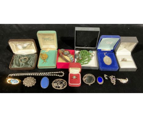 A quantity of jewellery including Victorian mourning brooch, jade beads, opal rings etc 