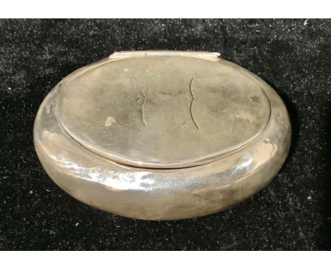 A Victorian silver oval snuff box, London 1897 