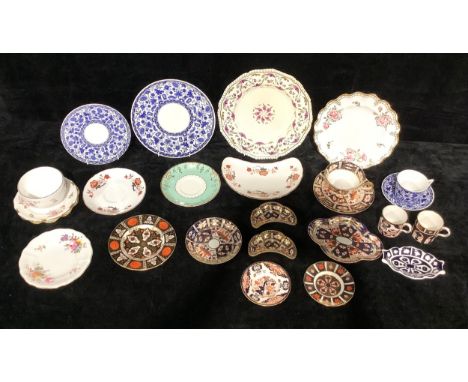 A Royal Crown Derby Imari pattern coffee can and saucer, tea cup and saucer, trinket dishes etc, first and second quality; ot