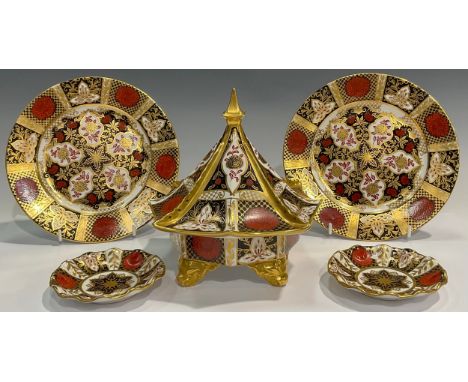 An Abbeydale Chrysanthemum pattern pagoda vase and cover; a similar pair of plates, 21cm diameter; a pair of Abbeydale trinke