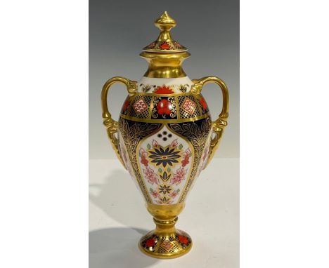 A Royal Crown Derby Imari 1128 pattern two-handled pedestal ovoid vase, the cover with knop finial, 19.5cm, printed mark in r