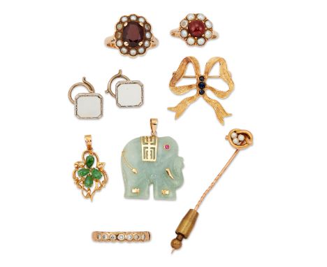 A group of jewellery, comprising: a 9ct gold sapphire bow brooch, London hallmarks, 1966, length 2.5cm; a 9ct gold garnet cab