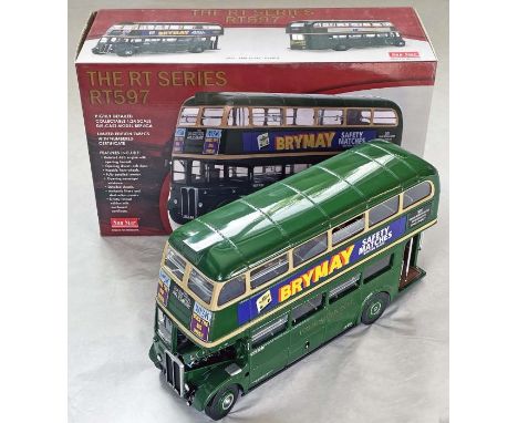 Sunstar 1/24-scale MODEL RT BUS: RT 597 in London Transport Country Area green &amp; cream livery as the real bus was deliver