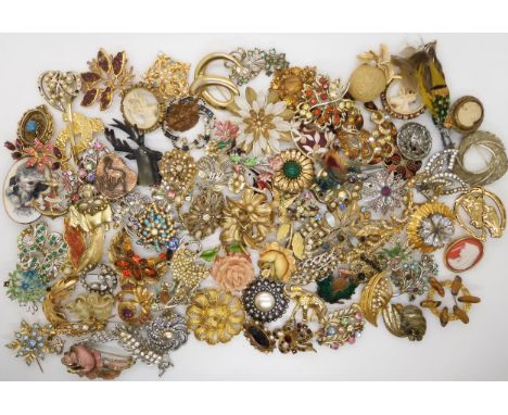 A collection of vintage brooches to include, a ceramic poodle brooch, retro items etc Condition Report:Not available for this