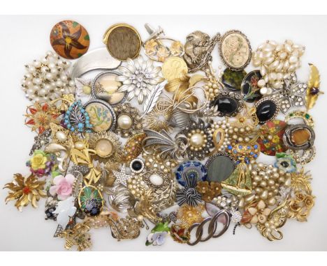 A collection of vintage brooches to include, a retro ceramic brooch, deco items, carved mother of pearl fish brooch etc Condi