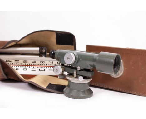 A MID TO LATE 20TH CENTURY GREEN PAINTED SURVEYORS LEVEL 17.5cm long, complete with leatherette case and surveyors pole