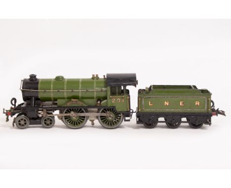 A HORNBY  'O' GAUGE CLOCKWORK LNER 4-4-0 LOCOMOTIVE and tender Bramham Moor 39cm long overall