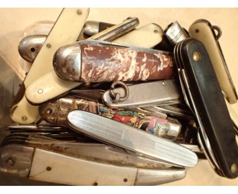 Twenty assorted vintage pen knifes