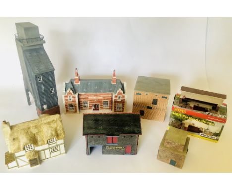 Hornby Skaledale and Bachmann Scenecraft OO gauge lot of seven resin buildings six unboxed one boxed