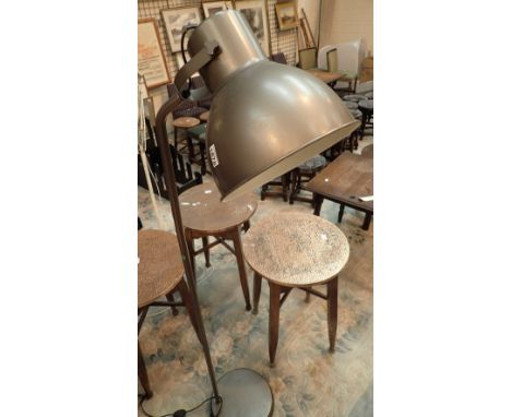 Industrial style modern floor standing lamp L: 180 cm   CONDITION REPORT:  The lamp would benefit from a good clean. There ar